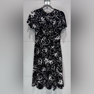 Chaps Black & White Floral Dress With Flutter Sleeves Chic Midi Size Medium